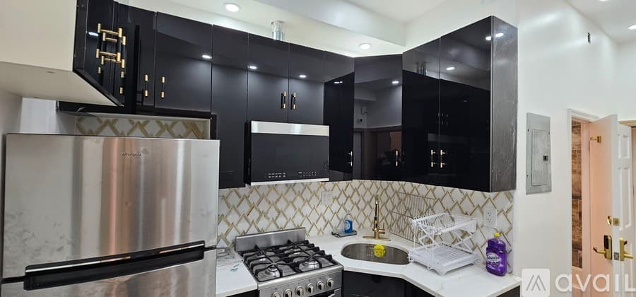 Brooklyn Apartment: 70 Weirfield St