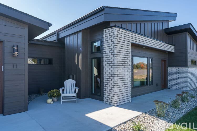 North Mankato House: 11 S Pointe Ct