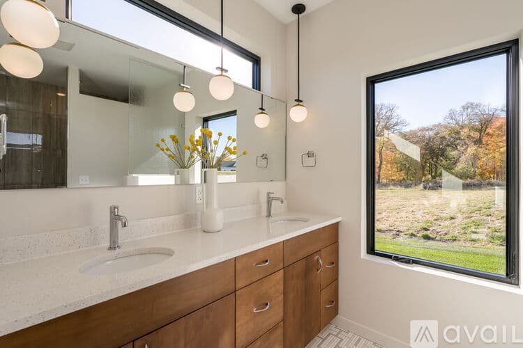 North Mankato House: 11 S Pointe Ct