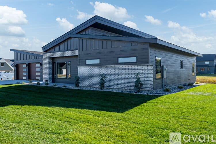 North Mankato House: 11 S Pointe Ct