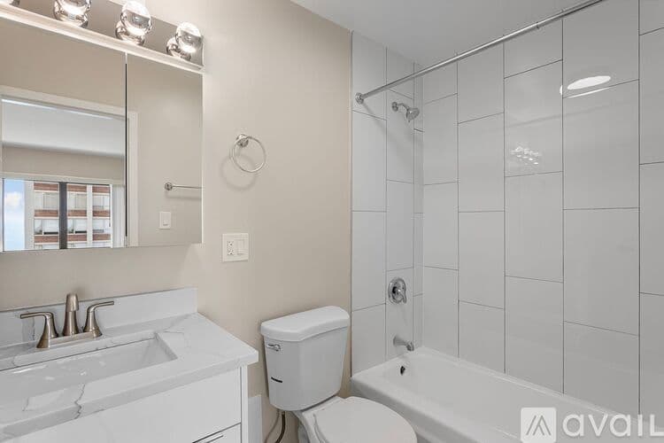 Chicago Apartment: 6166 N Sheridan Rd