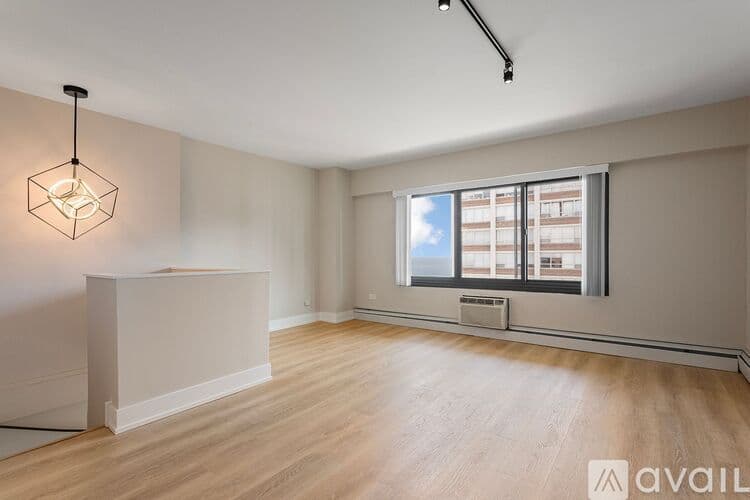 Chicago Apartment: 6166 N Sheridan Rd