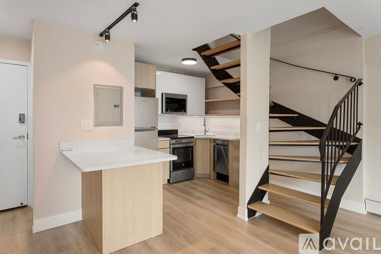 Chicago Apartment: 6166 N Sheridan Rd