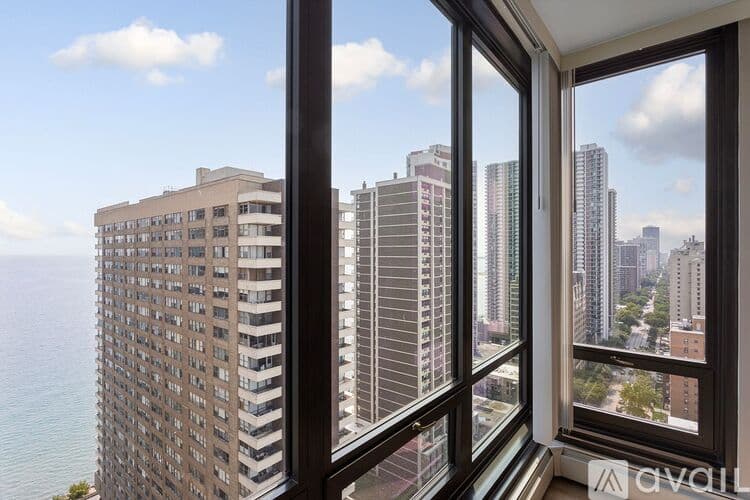 Chicago Apartment: 6166 N Sheridan Rd