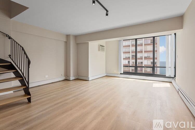 Chicago Apartment: 6166 N Sheridan Rd