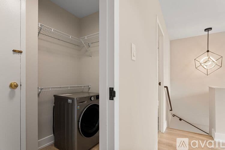 Chicago Apartment: 6166 N Sheridan Rd