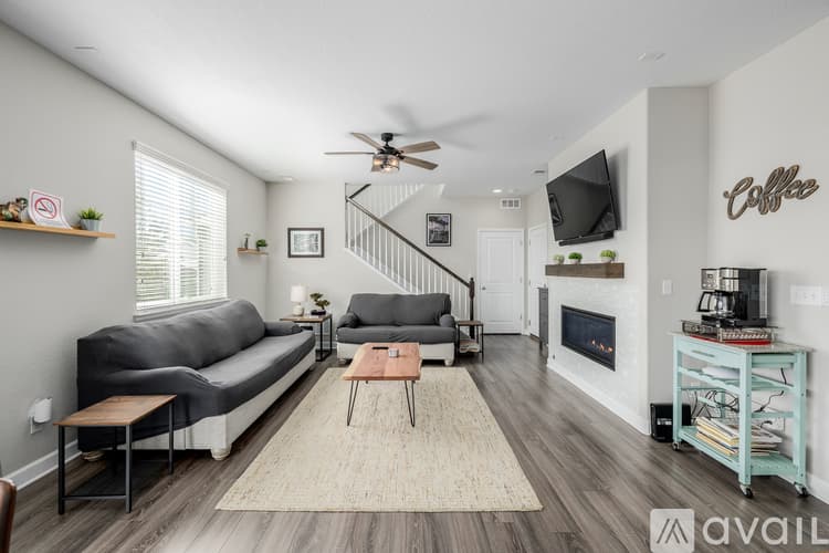 Henderson House: 10406 Akron St