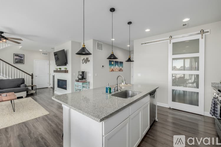 Henderson House: 10406 Akron St