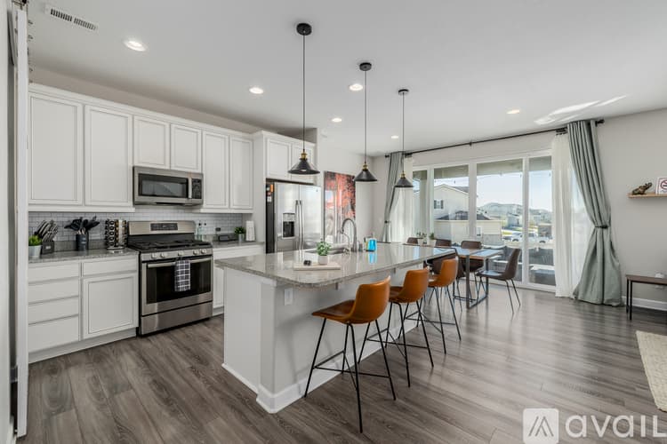 Henderson House: 10406 Akron St