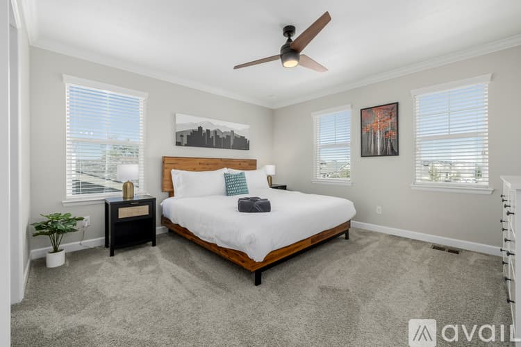 Henderson House: 10406 Akron St