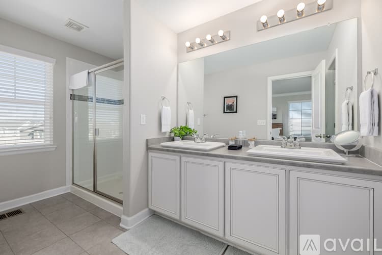 Henderson House: 10406 Akron St