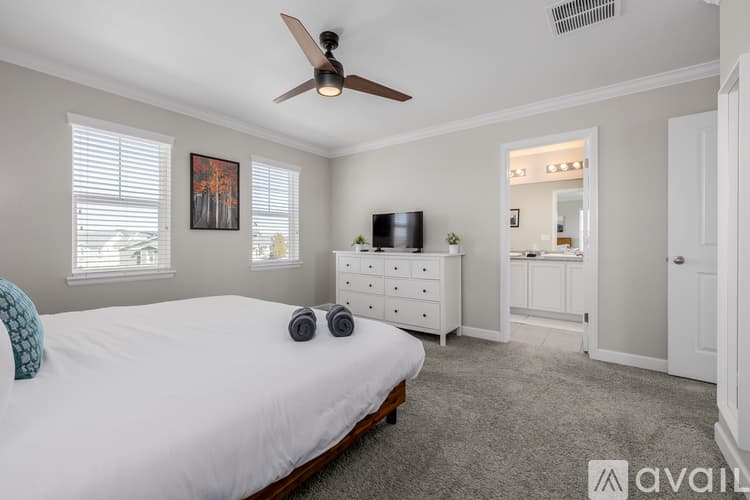 Henderson House: 10406 Akron St
