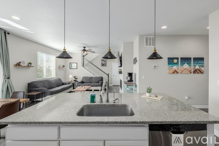 Henderson House: 10406 Akron St