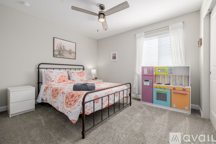 Henderson House: 10406 Akron St