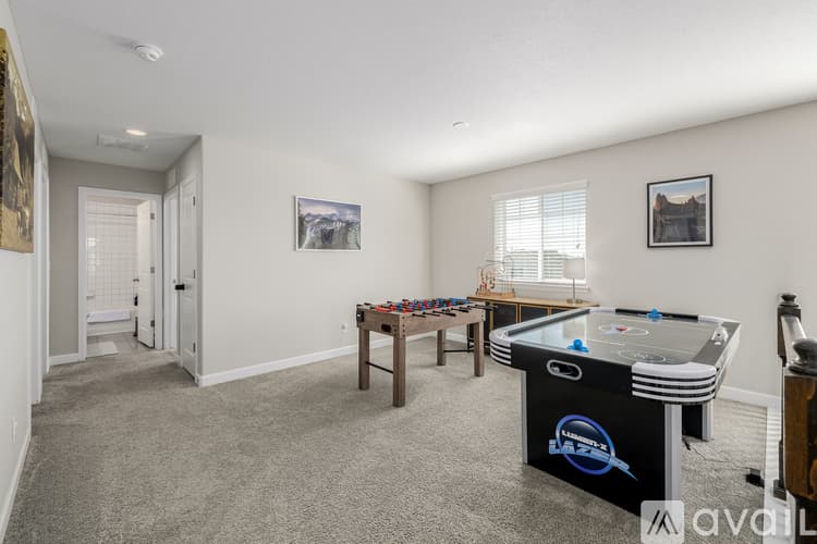 Henderson House: 10406 Akron St