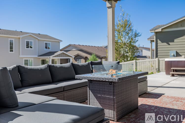 Henderson House: 10406 Akron St