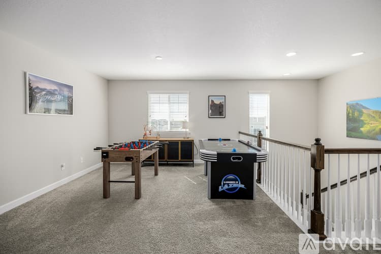 Henderson House: 10406 Akron St