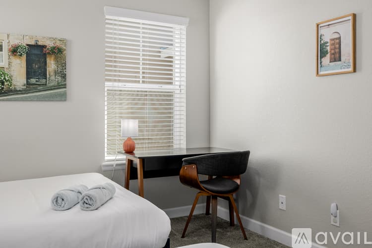 Henderson House: 10406 Akron St