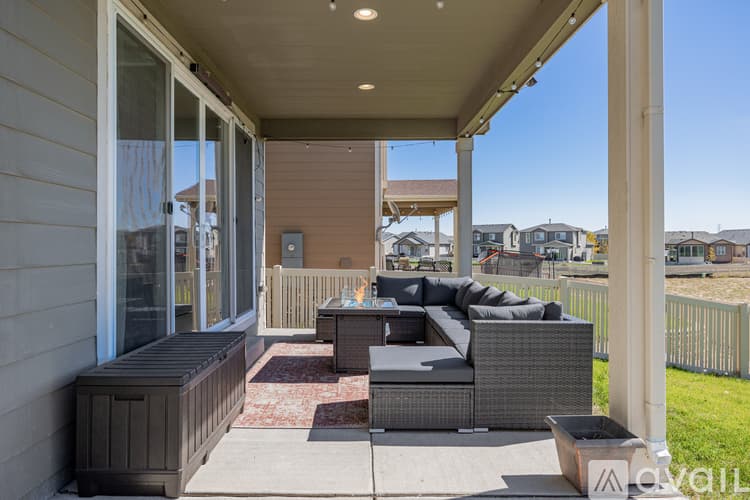 Henderson House: 10406 Akron St