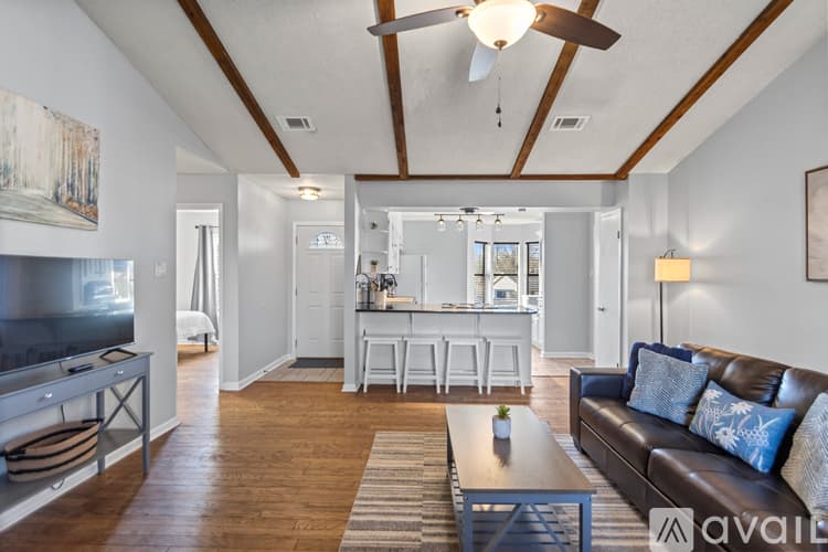 Sherwood House: 122 Pecan Valley Dr