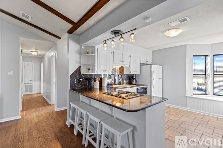Sherwood House: 122 Pecan Valley Dr