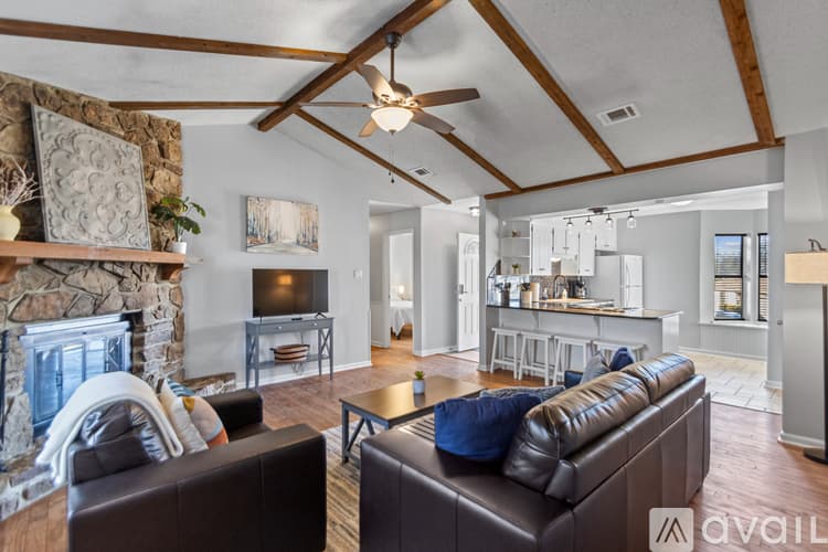 Sherwood House: 122 Pecan Valley Dr