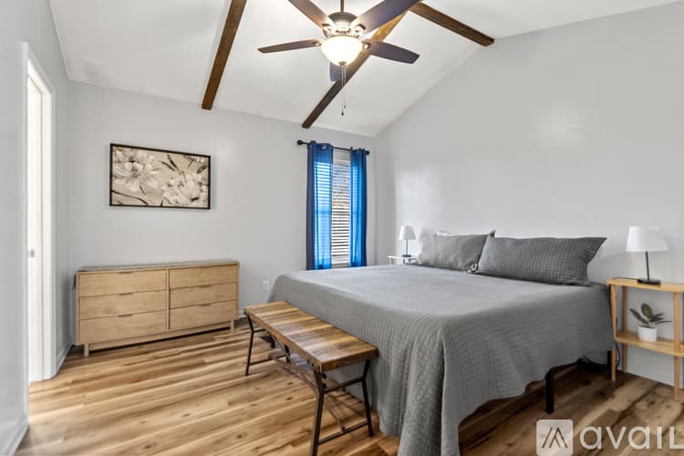Sherwood House: 122 Pecan Valley Dr