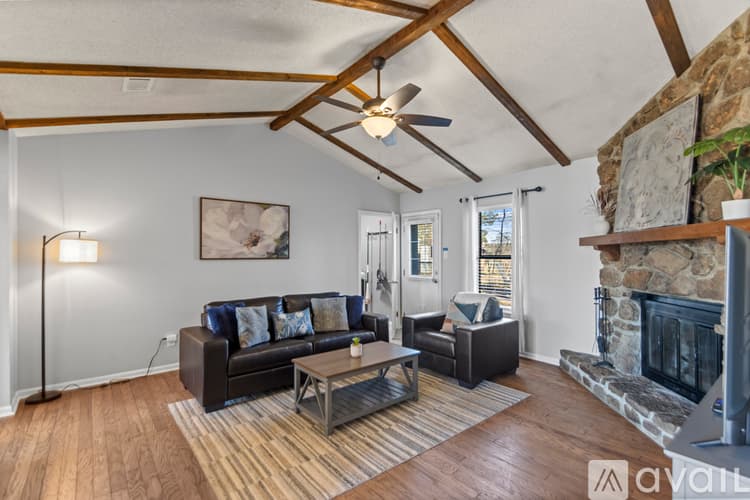 Sherwood House: 122 Pecan Valley Dr