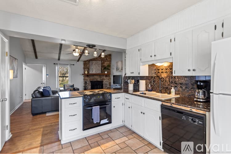 Sherwood House: 122 Pecan Valley Dr