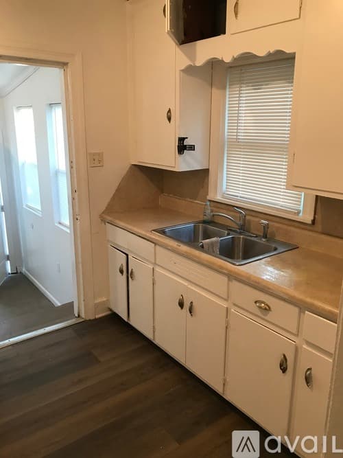 Goldsboro House: 1102 E Elm St