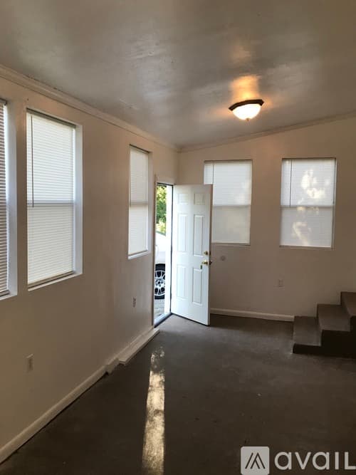 Goldsboro House: 1102 E Elm St