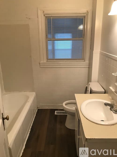 Goldsboro House: 1102 E Elm St