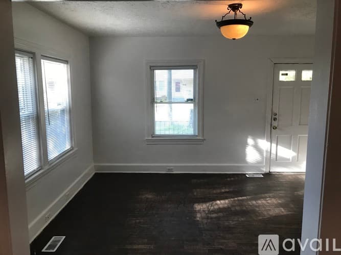 Goldsboro House: 1102 E Elm St