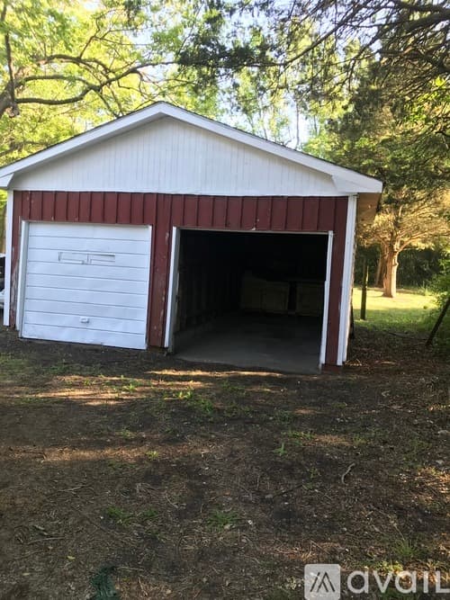 Goldsboro House: 1102 E Elm St