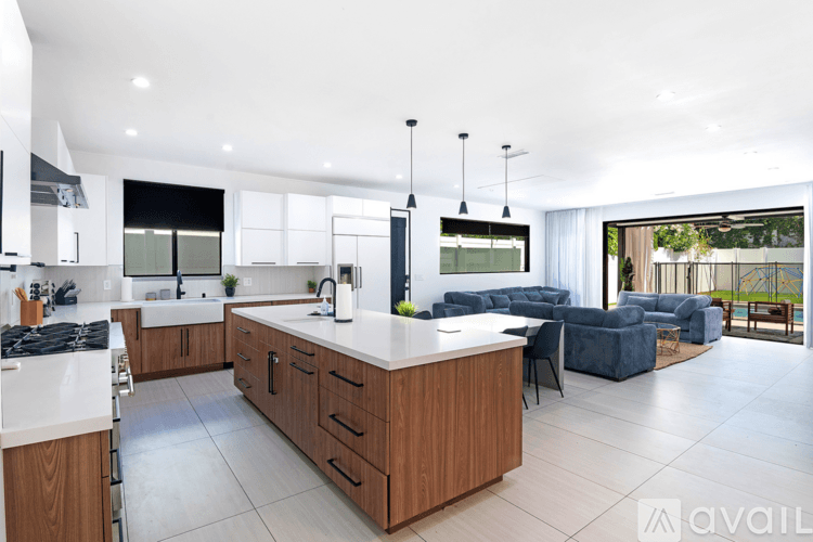 Los Angeles House: 18328 Bessemer St