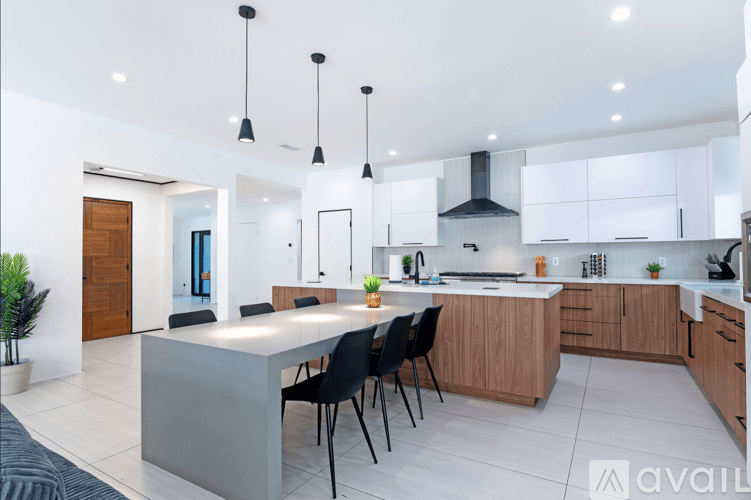 Los Angeles House: 18328 Bessemer St