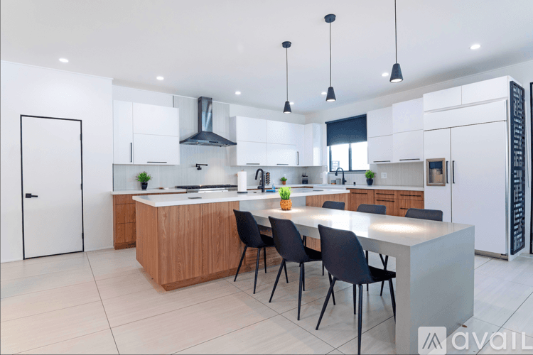 Los Angeles House: 18328 Bessemer St