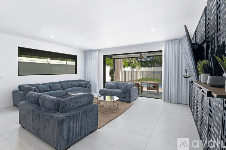 Los Angeles House: 18328 Bessemer St