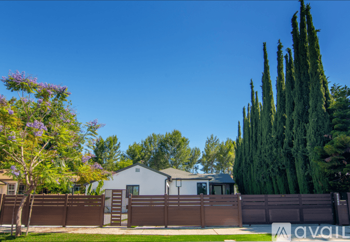 Los Angeles House: 18328 Bessemer St