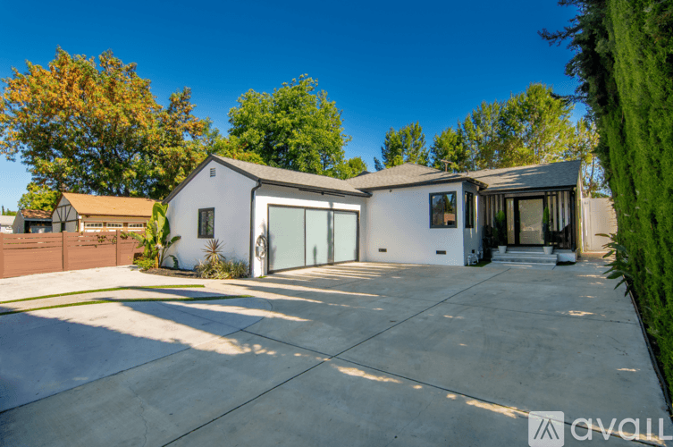 Los Angeles House: 18328 Bessemer St