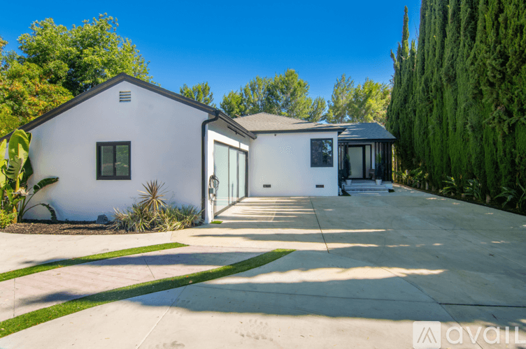 Los Angeles House: 18328 Bessemer St