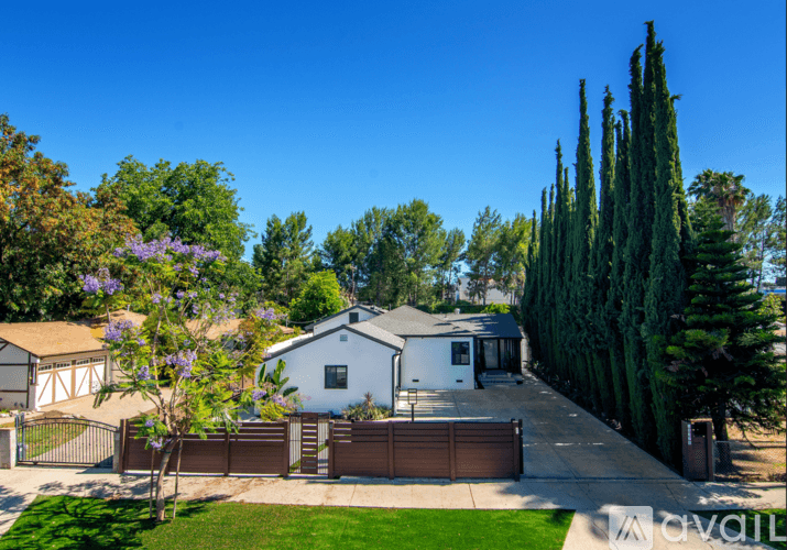 Los Angeles House: 18328 Bessemer St