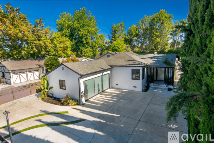 Los Angeles House: 18328 Bessemer St