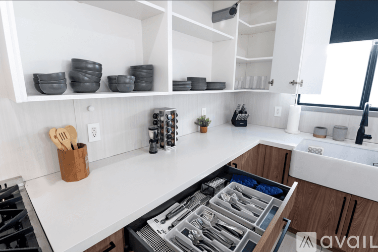 Los Angeles House: 18328 Bessemer St