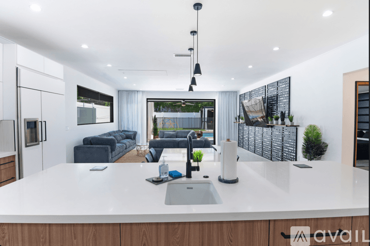 Los Angeles House: 18328 Bessemer St