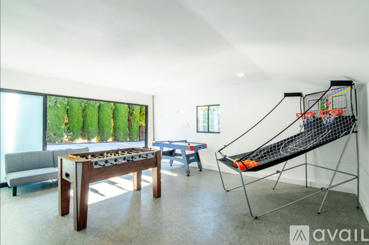 Los Angeles House: 18328 Bessemer St