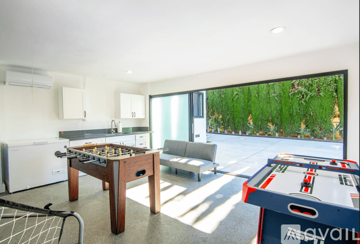 Los Angeles House: 18328 Bessemer St