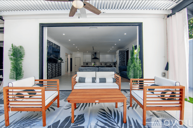 Los Angeles House: 18328 Bessemer St
