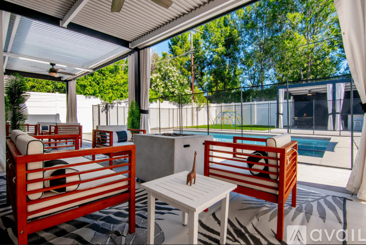 Los Angeles House: 18328 Bessemer St