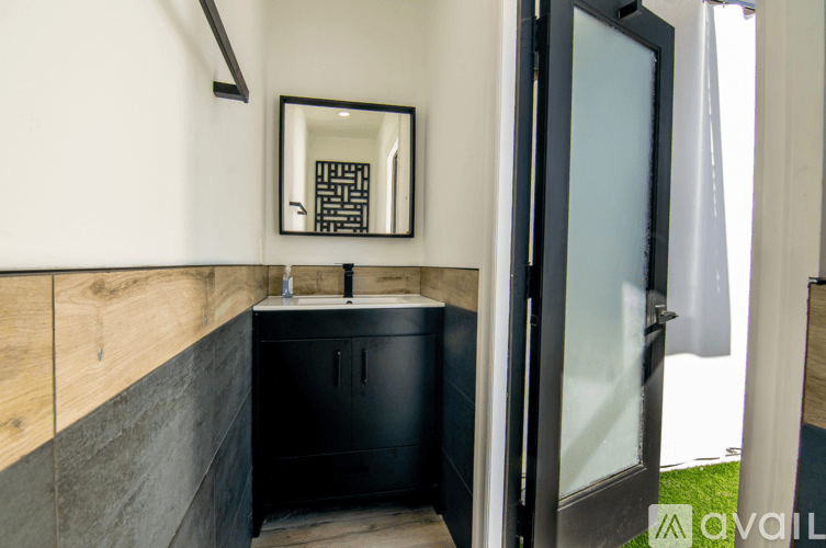 Los Angeles House: 18328 Bessemer St